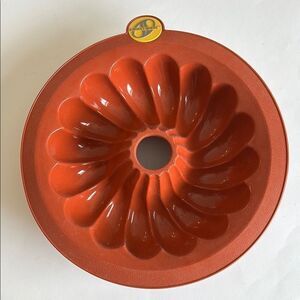 Smartware Silicon Bakewear Round Bundt Pan Never Used
